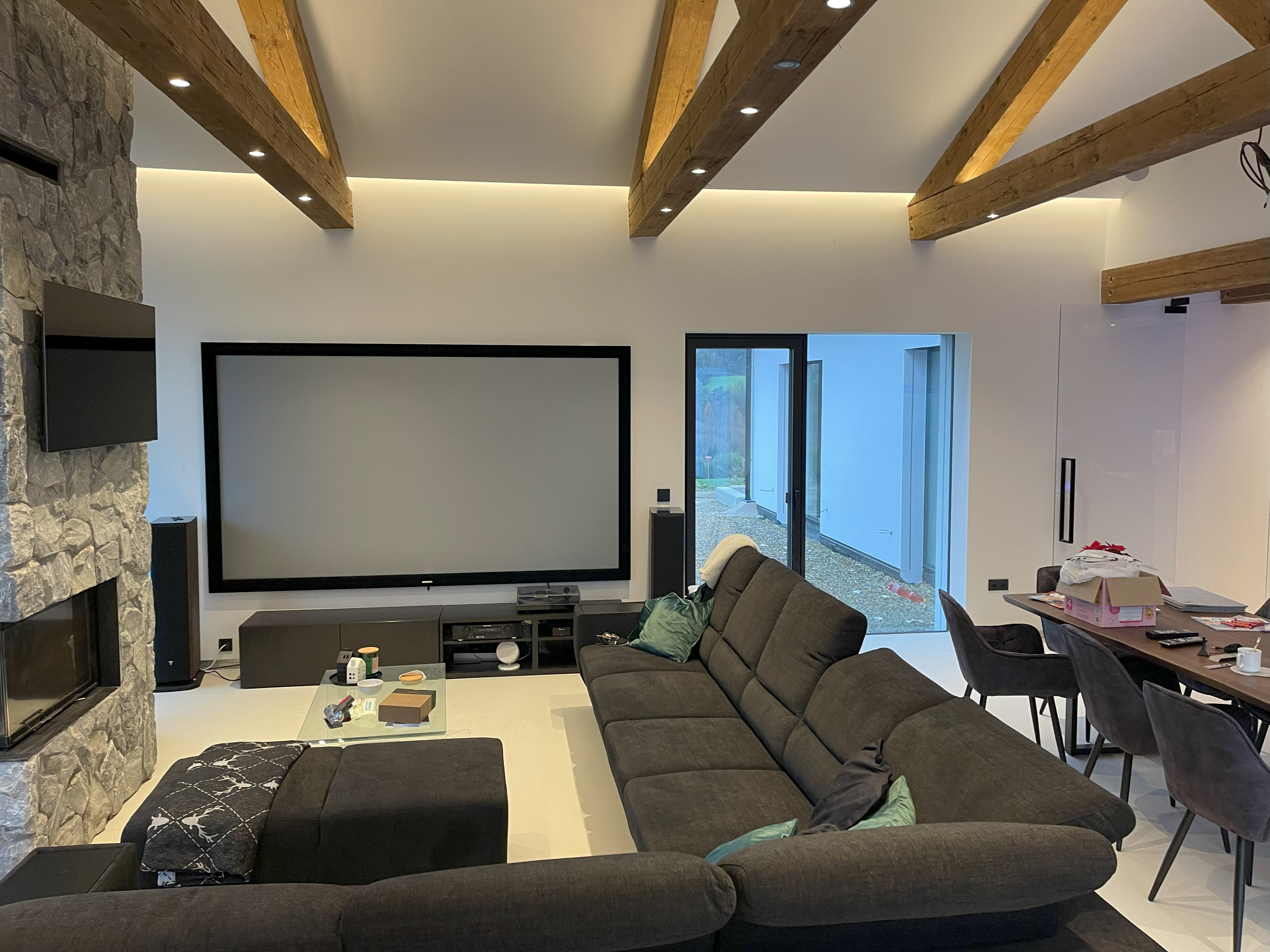 6. Pohled na projekční plochu Kauber, pření reprosoustavy Focal Aria, AV receiver Marantz. TV na běžné používání a pohled z kuchyně nainstalovaná na krbu. 2.